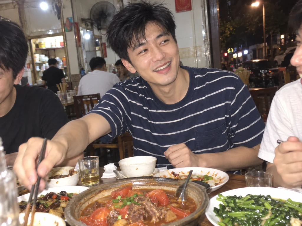 夜里朋友聚餐，闪光灯拍到林澈伸手夹菜的一瞬